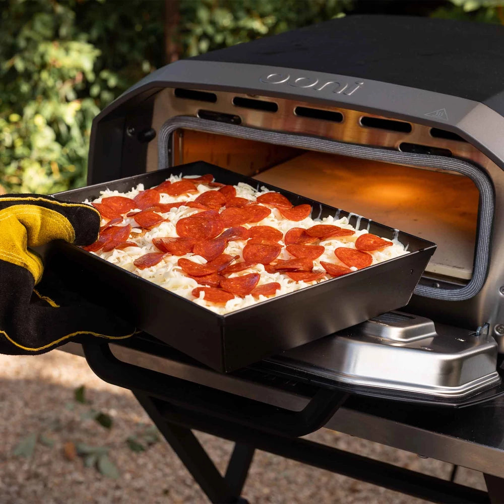 Ooni Detroit pizza serpenyő használatban.