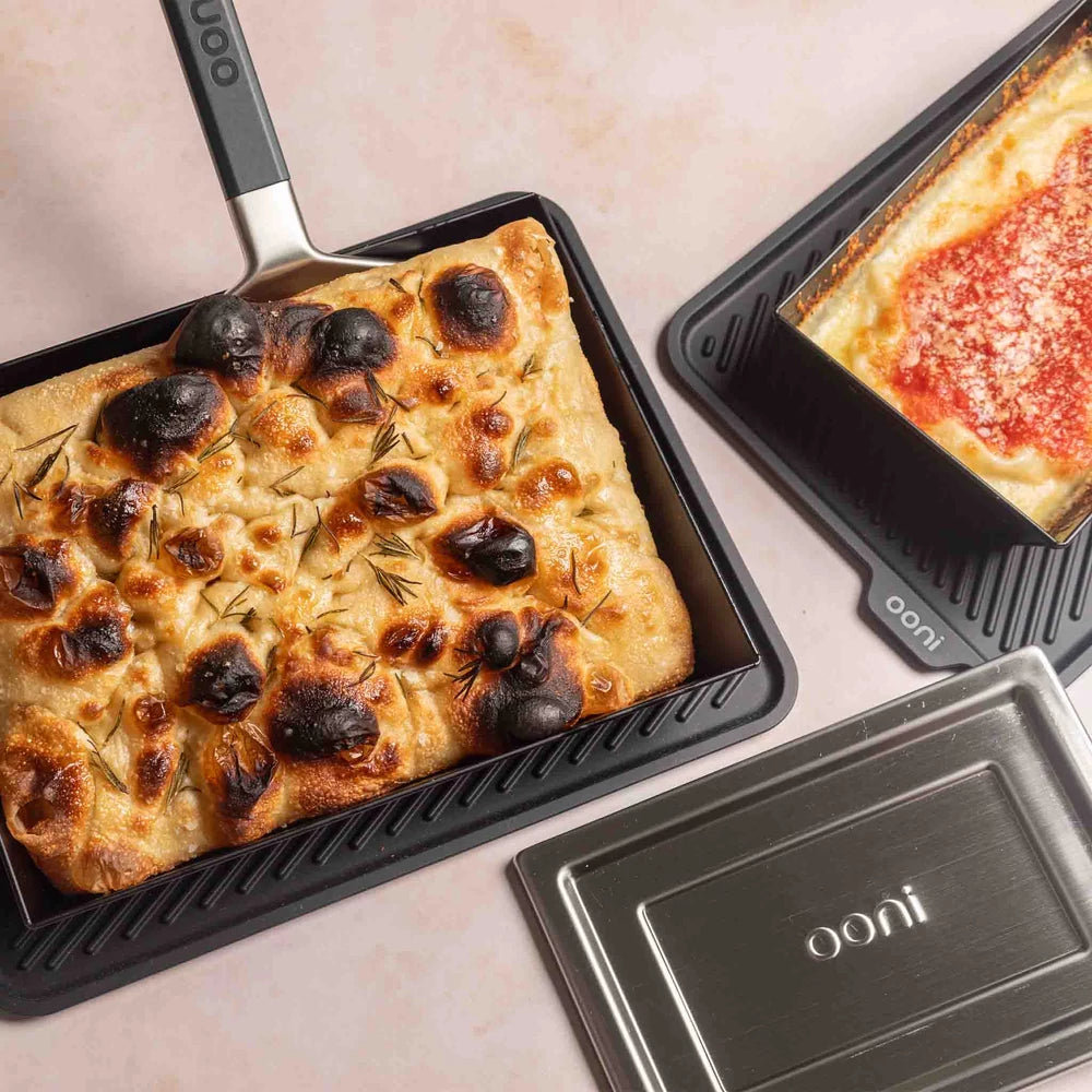 Ooni Detroit pizza serpenyő használatban.