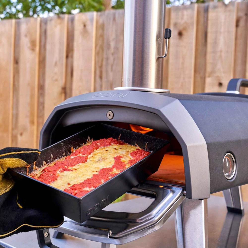 Ooni Detroit pizza serpenyő small méretben, használatban.