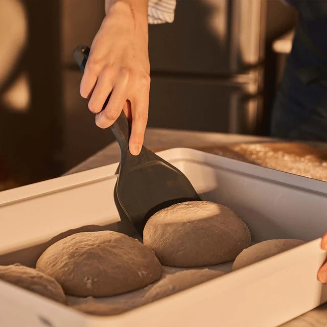 Pizzagombóc emelése Ooni emelő spatulával kelesztődobozból