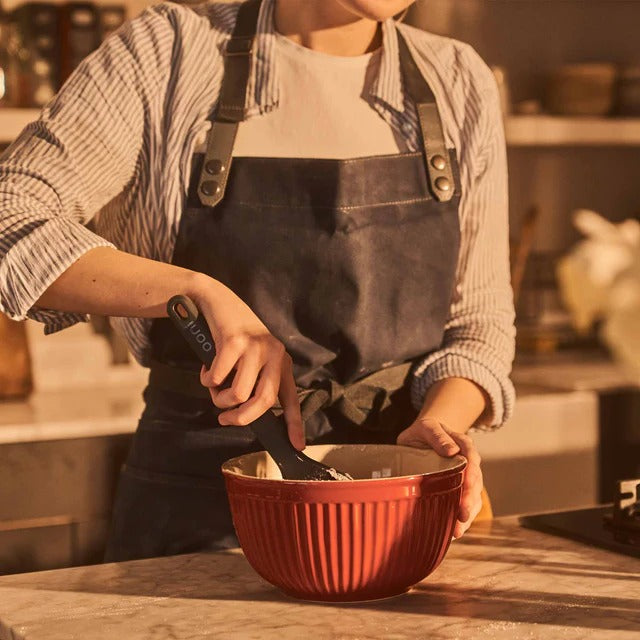 Hozzávalók keverése tálban Ooni keverő spatulával, konyhai környezetben