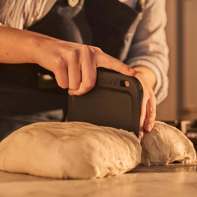 Tésztavágás Ooni spatulával – nagy tésztadarab porciózása munkafelületen