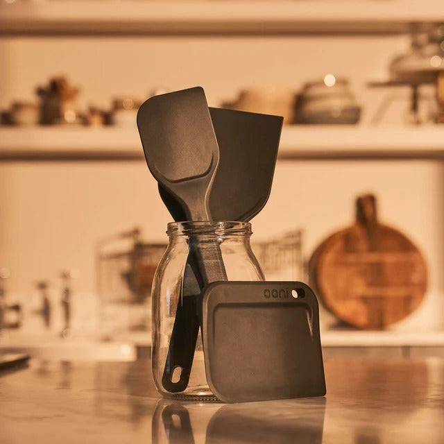 Ooni tésztakészítő eszközök üvegben a konyhapulton – keverő, emelő és tésztavágó