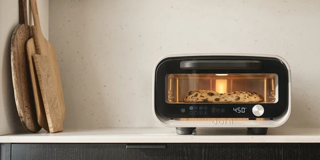 Antracit szürke Ooni Volt 2 a konyhapulton, 30 cm nápolyi pizza sütése 450 °C-on.