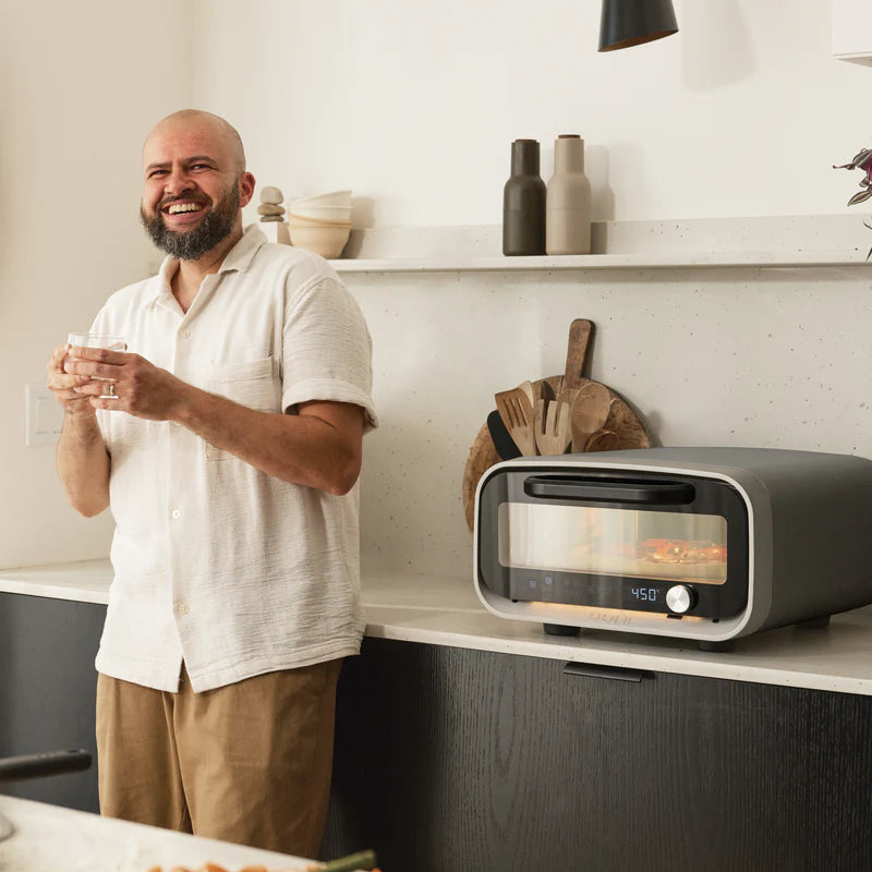 Ooni Volt 2 antracit szürke pizzasütő pulton, 450 °C kijelzéssel, otthoni konyhában.