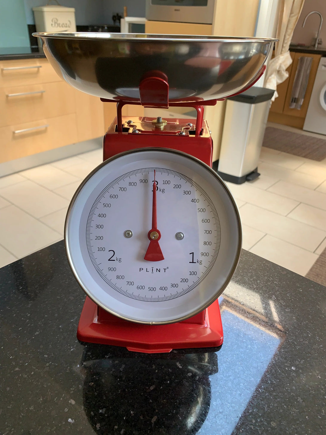 PLINT piros mechanikus konyhai mérleg közelről, jól leolvasható számlappal és ø 21,2 cm rozsdamentes tállal, 10 g pontosság