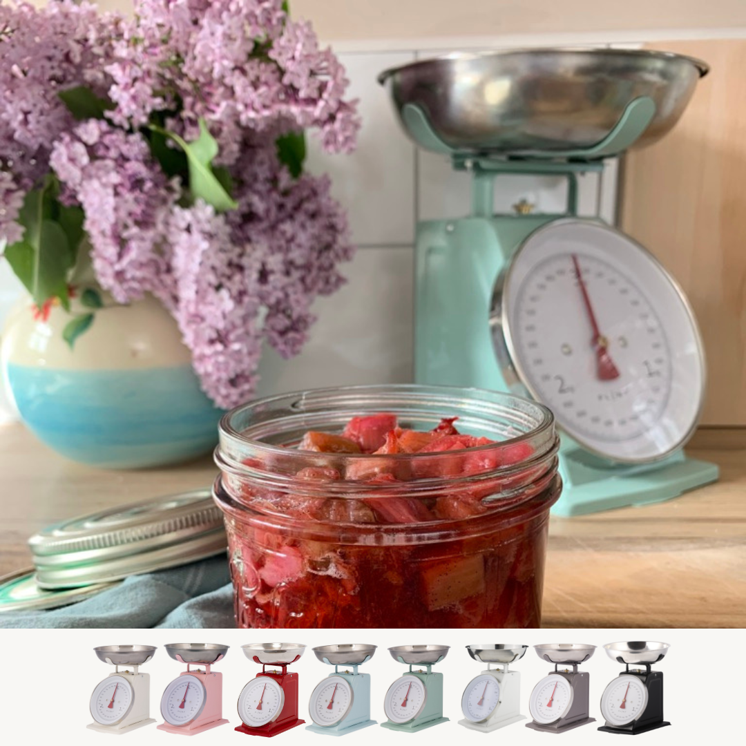 PLINT retro mechanikus konyhai mérleg színváltozatok: égkék, bézs, piros és rózsaszín, rozsdamentes acél tállal, 3 kg kapacitással.