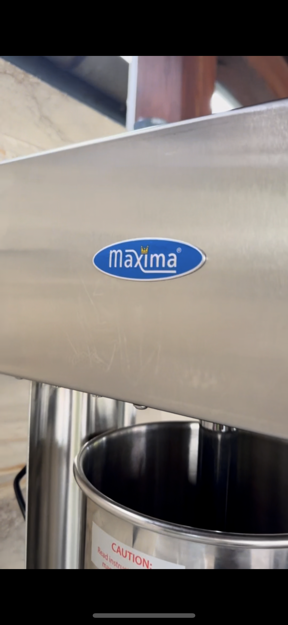 Maxima automata kolbásztöltő használat közben. 