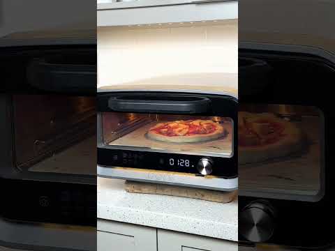 Ooni Volt 2 elektromos pizzasütő, pizzasütés közben