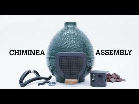 Big Green Egg Chiminea összeszerelési videó borítóképe, a kandalló részeivel és tartozékaival a háttérben