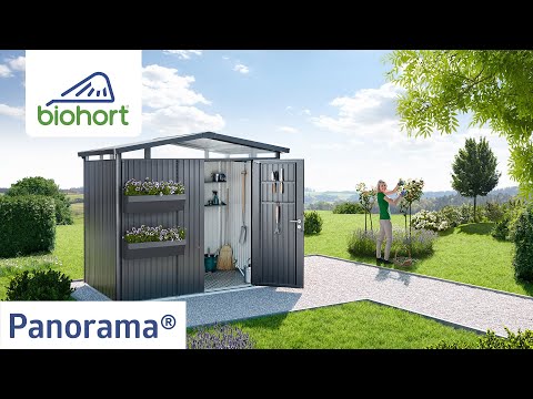 Biohort Panorama kerti szerszámtároló sötétszürke-metál színben, oldalfalon virágtartókkal, belső eszközökkel, kertben metsző nővel, YouTube videóképpel.