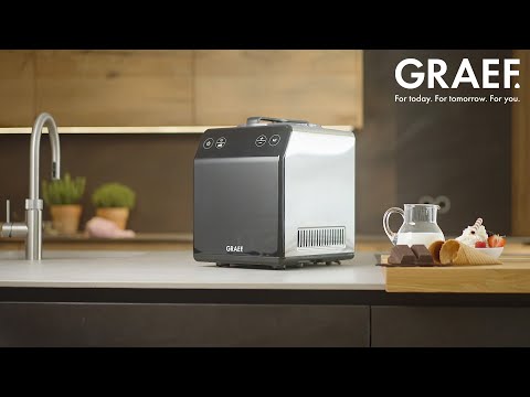 Graef fagylaltgép modern konyhapulton, mellette hozzávalók: tej, csokoládé, tölcsér, friss gyümölcsök