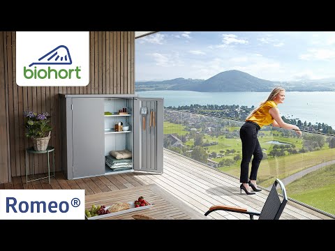 Biohort Romeo ezüstmetál tárolószekrény teraszon, panorámás kilátással és lifestyle környezettel