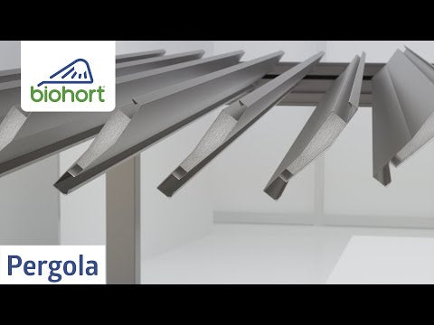 Biohort pergola lamellás tetőszerkezetének közeli képe, kvarcszürke-metál színű alumínium lamellákkal, melyek árnyékolást és szellőzést biztosítanak.