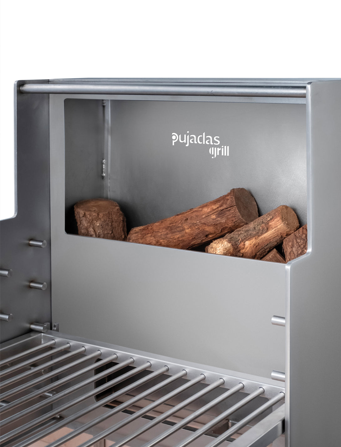 Pujadas Open Grill Lite beépített tűzrakó kosár részlet fa hasábokkal, nyitott faszenes grill