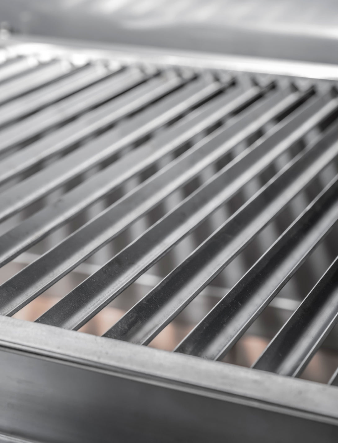 V-alakú grillrács közelről, zsiradék elvezetéssel – Pujadas Open Grill Lite