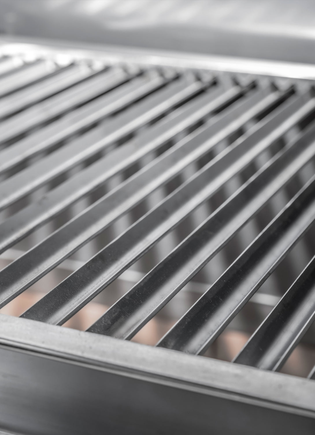 V-alakú grillrács közelkép zsiradekelvezeto lamellákkal a Pujadas Open Grillhez