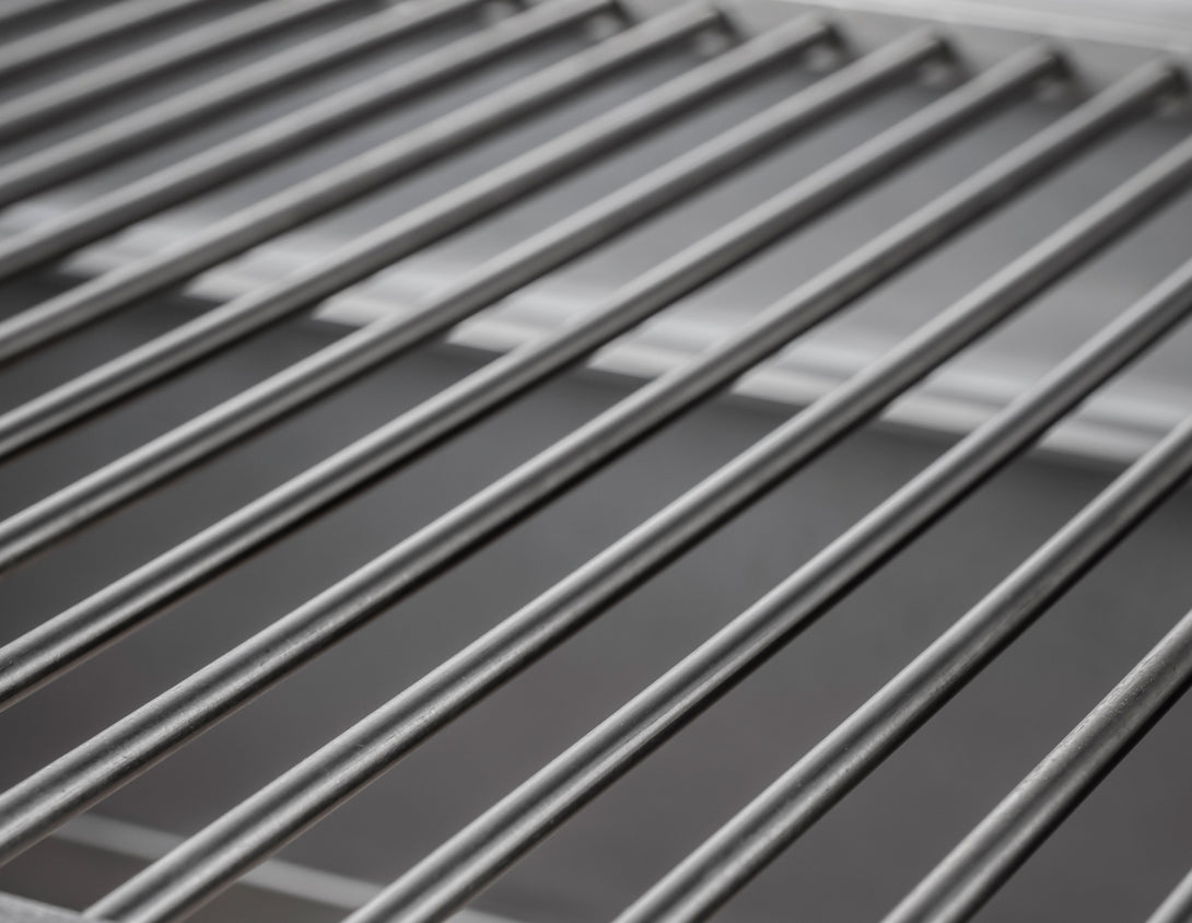 O-alakú grillrács közelről az egyenletes hőeloszlásért – Pujadas pultos nyitott faszenes grill Lite, refrakter alap nélkül