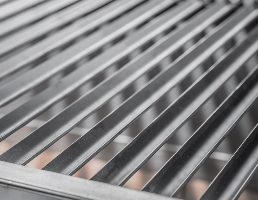 V-alakú grillrács közelről, zsiradékelvezetéssel – Pujadas pultos nyitott faszenes grill Lite, refrakter alap nélkül