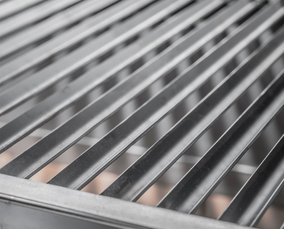 V-alakú grillrács közelről, zsiradék elvezetéséhez – Pujadas pultos nyitott faszenes grill Lite