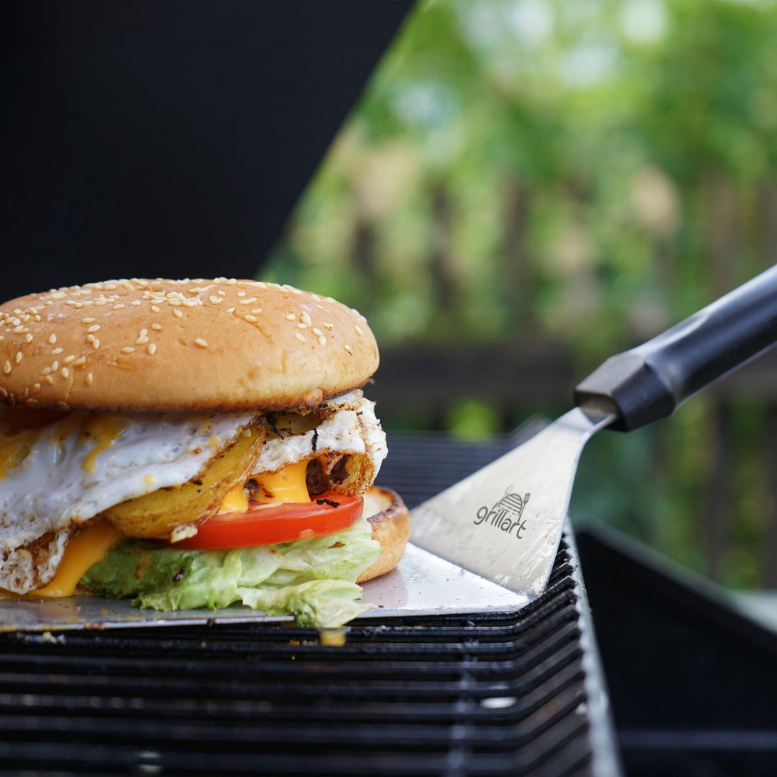 Grillart prémium rozsdamentes grillszpatula nagy burger megfordításához a sütőlapon.