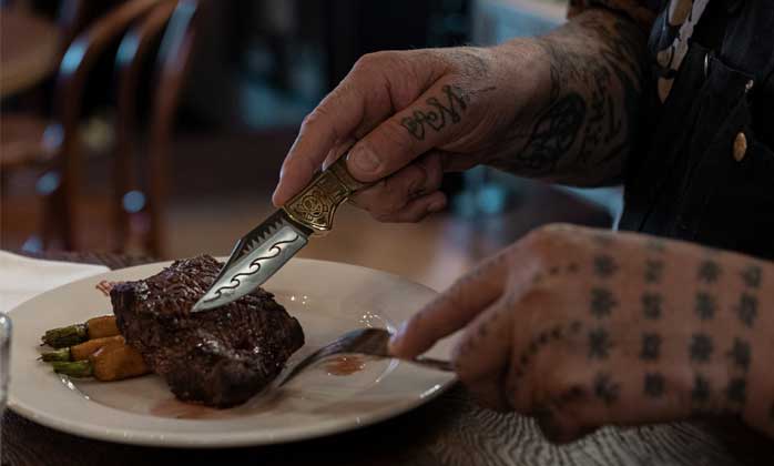 Schiffmacher Steak Kés Szett - használat közben.