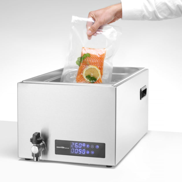 Vákuumcsomagolt lazac behelyezése SousVideTools 28 literes sous vide vízfürdőbe