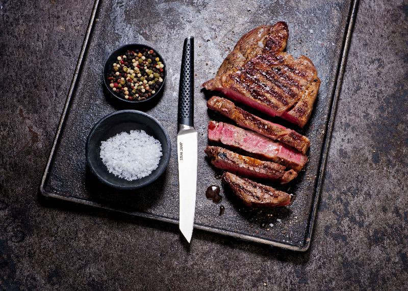 Rózsaszín belsejű steak szeletekre vágva, sóval és borssal