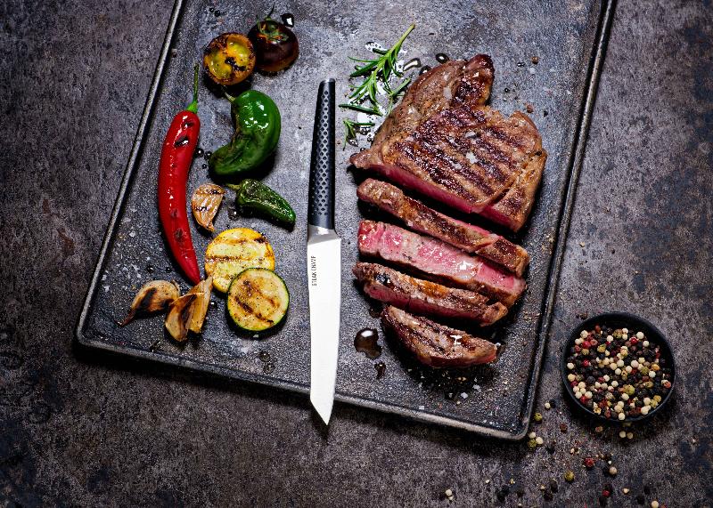 Szeletelt steak grillezett zöldségekkel, sóval és borssal, STEAK CHAMP kés mellett