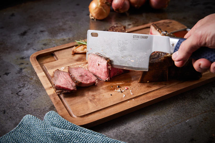 STEAK CHAMP Flip & Cut Spatula használat közben.