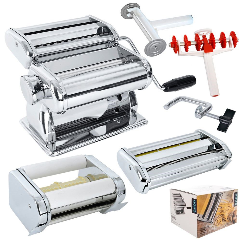 Kézi tésztagép lap tészta nyújtás közben – krómozott fém ház