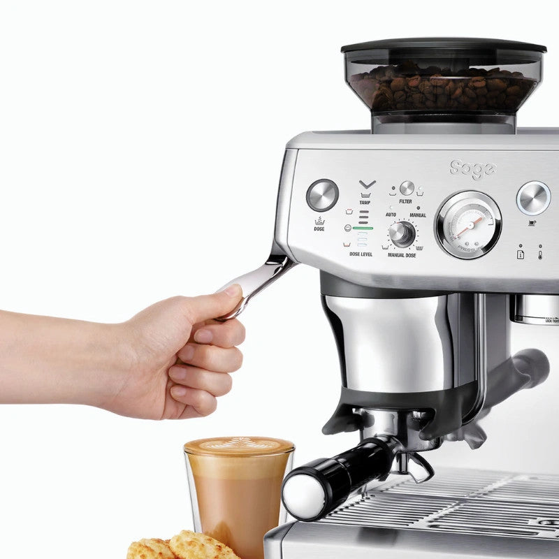 the Barista Express™ Impress Eszpresszó gép kávédarálóval SES876BSS