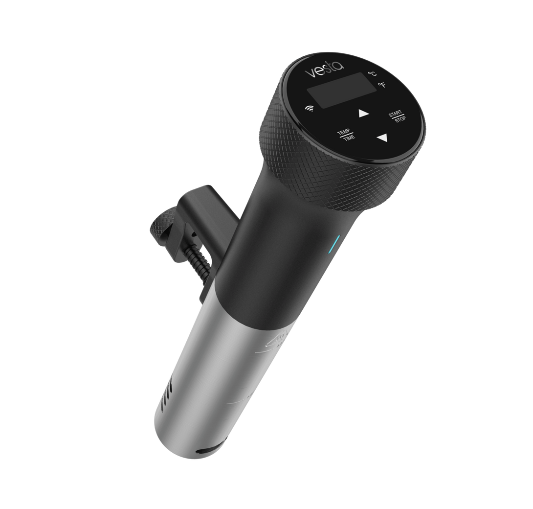 Vesta Precision sous-vide rúd SV80s  – 1200 W, IPX7, precíz hőfokszabályzás - döntve, bekapcsolt kijelzővel. 