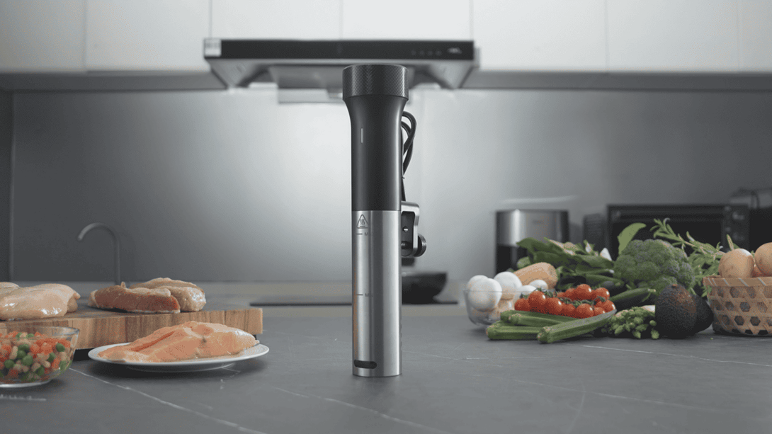 Vesta Precision SV80s sous-vide rúd konyhapulton, friss alapanyagokkal körülvéve.