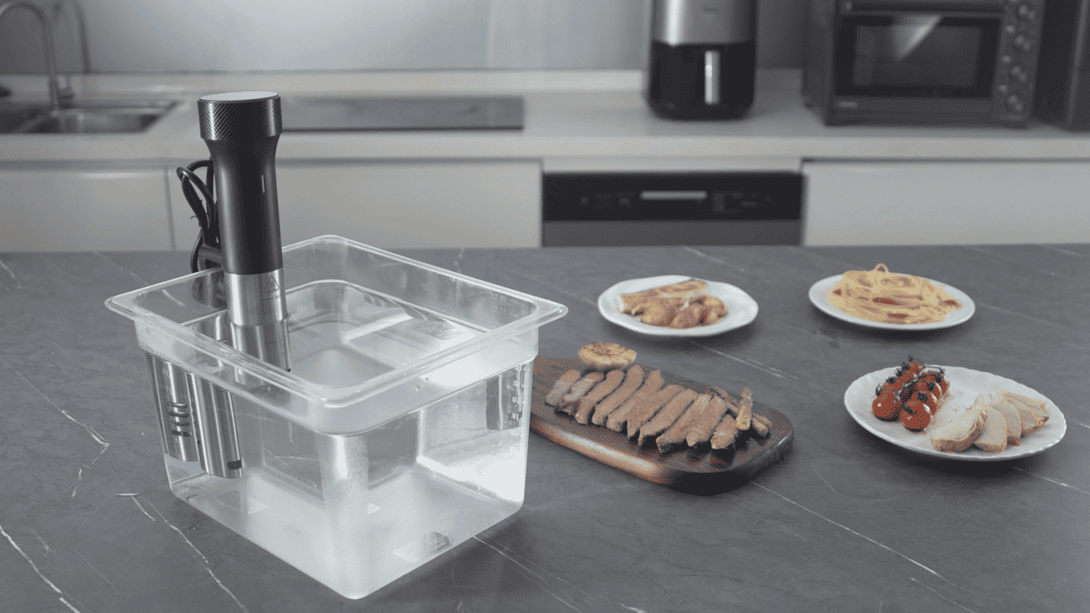 SV80s sous-vide rúd polikarbonát medencében működés közben, felszeletelt húsok a háttérben.