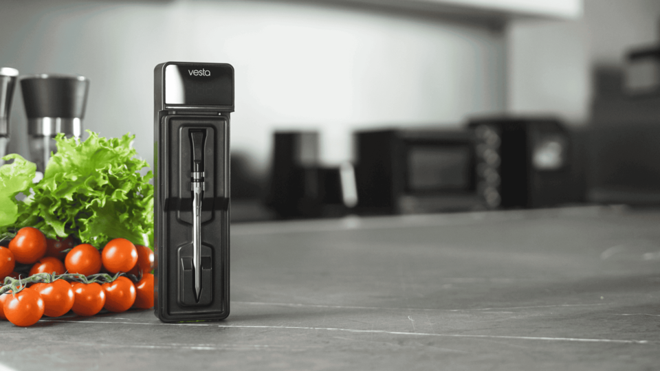 Vestemp BP20 dokkoló és szonda konyhai környezetben, friss zöldségekkel a háttérben.