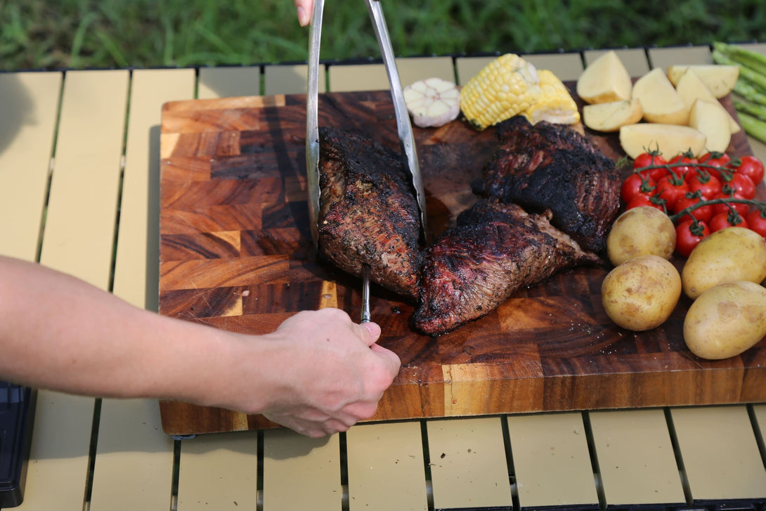 Hús forgatása csipesszel, a Vestemp BP20 szonda a maghőmérsékletet méri.