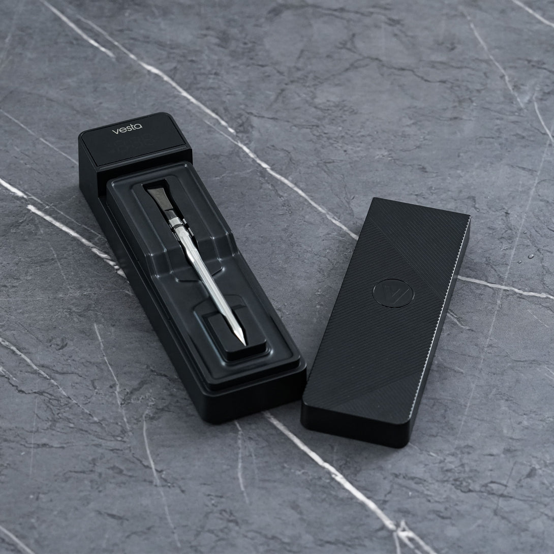 Vestemp BP20 szett nyitott dobozban konyhapulton, a szonda a betétben, elegáns fekete kivitel.