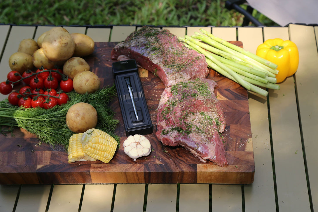Vestemp BP20 szonda a dokkolóban vágódeszkán, fűszerezett húsokkal és friss zöldségekkel grillezéshez.
