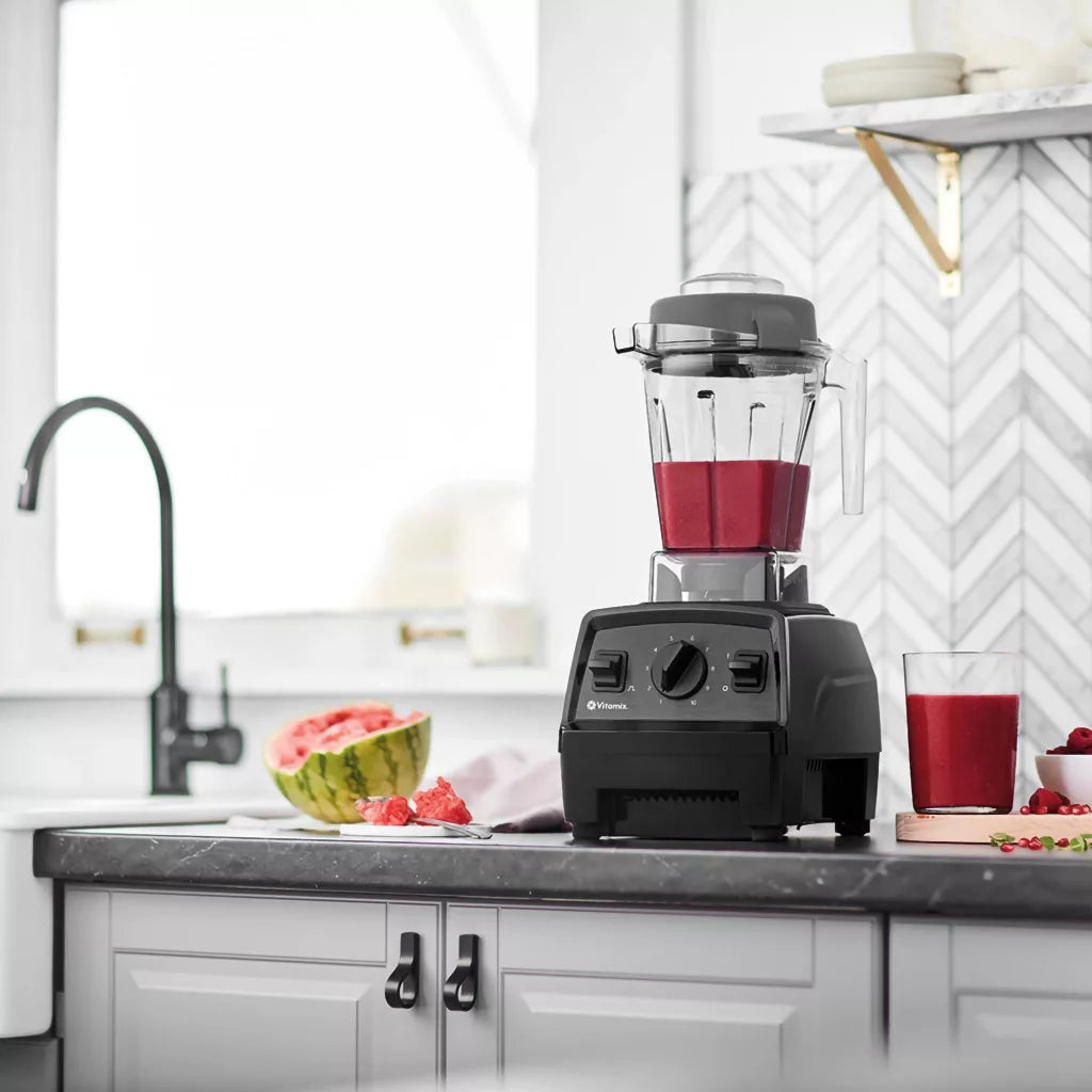 Vitamix Explorian E310 fekete – piros smoothie készítése a konyhában