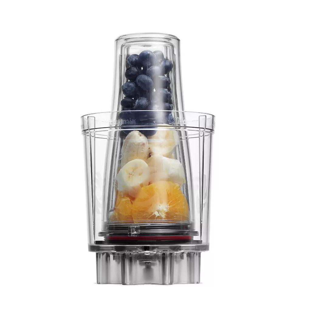 Gyümölcsökkel töltött Vitamix adapterkehely turmixolásra előkészítve