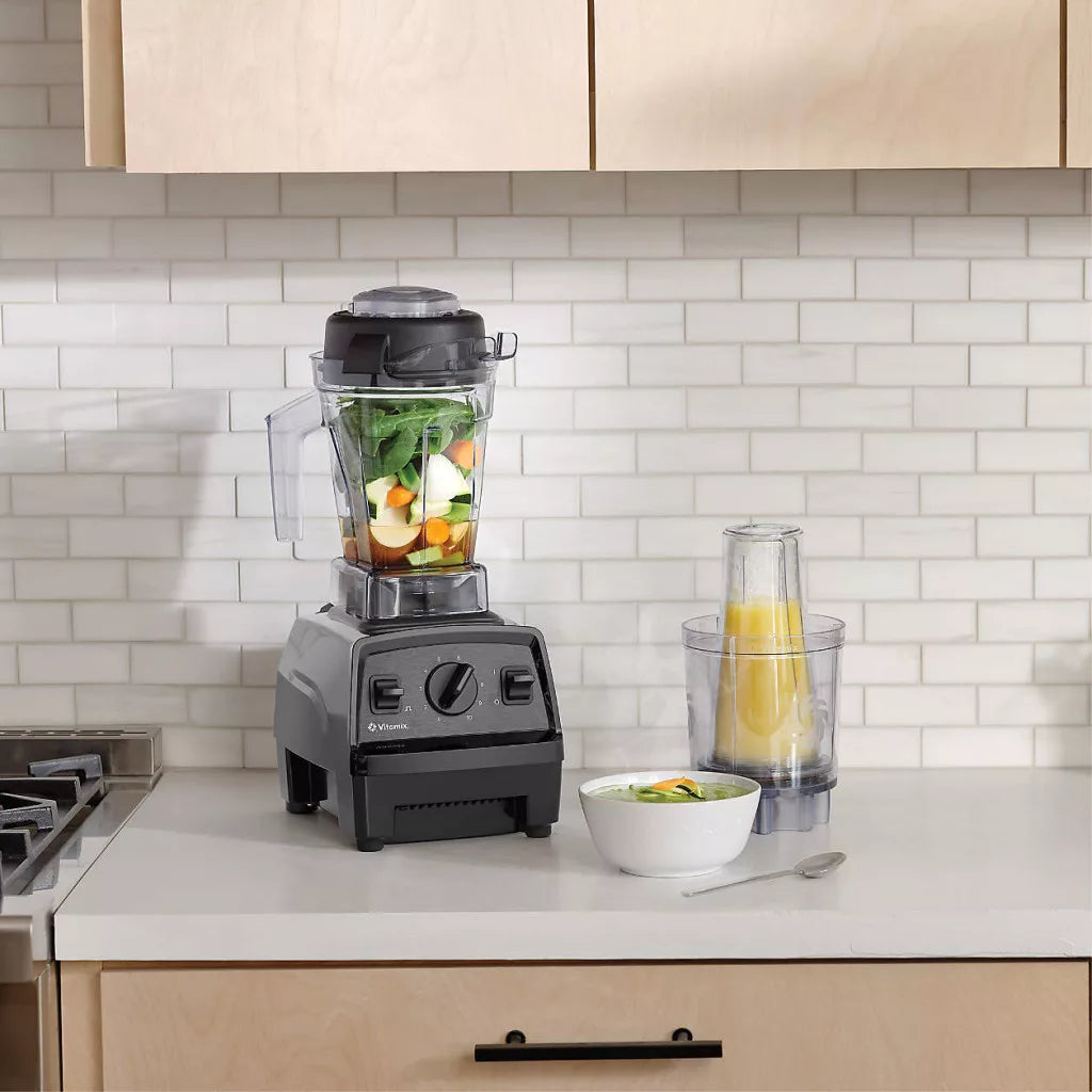 Vitamix Legacy turmixgép mellett Personal Cup Adapter és 600 ml kehely a pulton